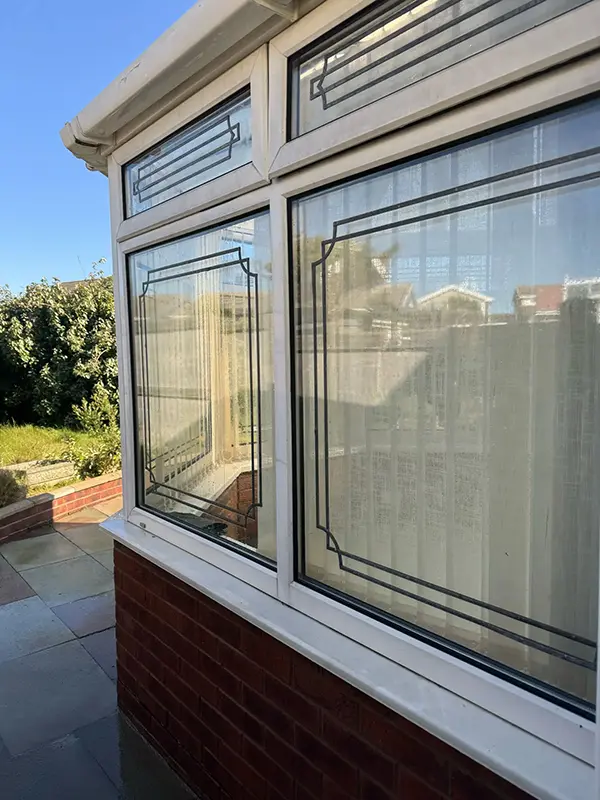 Shows house windows being cleaned by Riackrd Cleaning Services